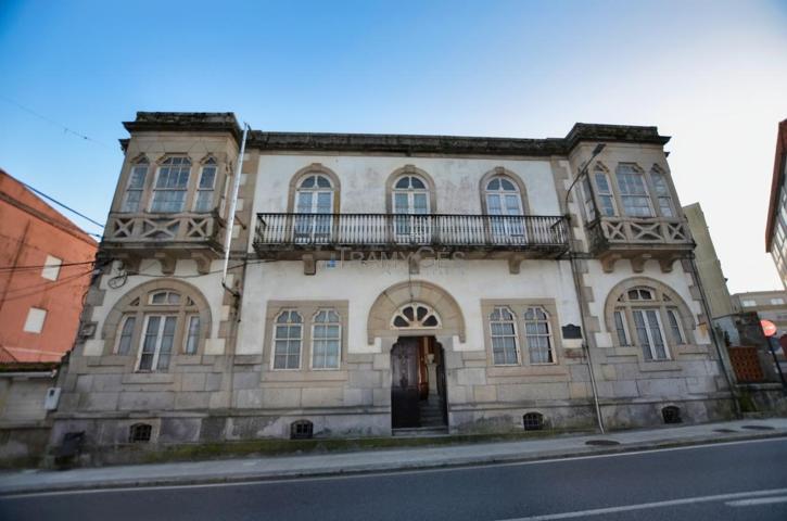 Casa Señorial y Edificio en venta en el centro de A Guarda photo 0