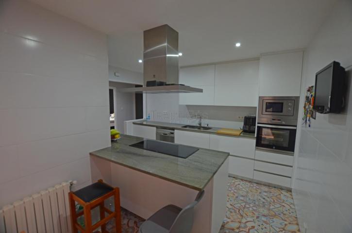 AMPLIO PISO REFORMADO DE 4 DORMITORIOS Y 2 BAÑOS CON 2 PLAZAS DE GARAJE EN TUI photo 0