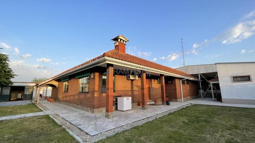 CHALET DE PLANTA BAJA CON PISCINA, GIMNASIO, PISTAS DE TENIS, BALONCESTO photo 0