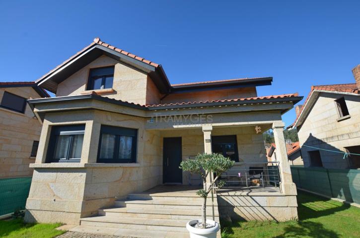 Chalet de piedra seminuevo del año 2023 de 4 dormitorios y 3 baños con excelentes calidades en AREAS photo 0