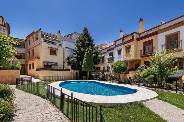 Piso en urbanización con piscina en el centro de Ogíjares photo 0