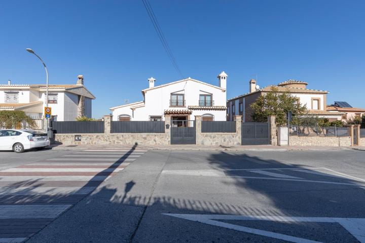 ¡OS PRESENTAMOS ESTE ESPECTACULAR CHALET CON PISCINA PRIVADA EN LAUREL DE LA REINA (LA ZUBIA)! photo 0