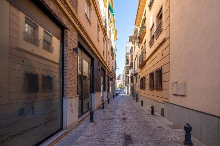 Casa exclusiva junto a Acera del Darro. Pleno centro de Granada. Seminueva y con ascensor propio photo 0
