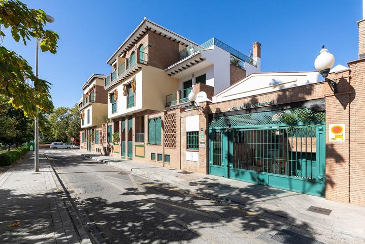 EXCLUSIVA Y ELEGANTE CASA ADOSADA EN GRANADA CAPITAL photo 0