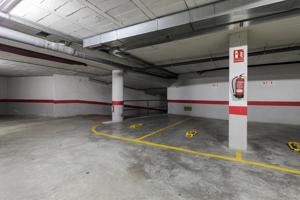 Espaciosa Plaza de Garaje en el Corazón del Paseo del Salón photo 0