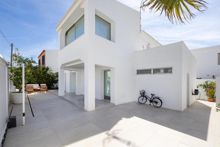 EXCLUSIVO CHALET A SOLO 20 METROS DE LA PLAYA DE CALAHONDA. photo 0