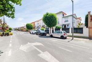 🏡 Tu nuevo hogar en Churriana de la Vega: amplitud, comodidad y una zona exterior de ensueño photo 0