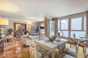 AMPLIO PISO EN PLAZA DE LAS DESCALZAS photo 0