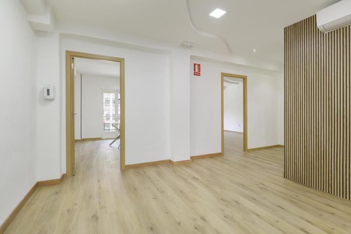 Se vende vivienda acondicionada como oficina en pleno Camino de Ronda photo 0