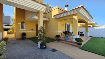Villa independiente exclusiva con gran parcela y piscina en La Zenia photo 0