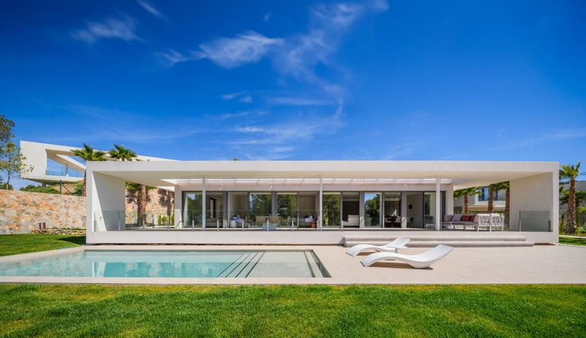 Villa en Las Colinas Golf photo 0