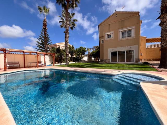 Casa En venta en La Zenia, Orihuela Costa photo 0