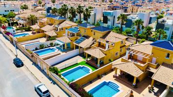 Casa En venta en La Zenia, Orihuela Costa photo 0