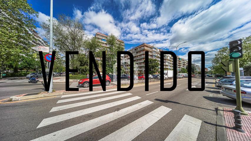 Te presento este piso con terraza situado en Parque Lisboa en la conocida calle Alcalde José Aranda, photo 0