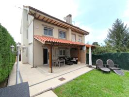 CHALET ADOSADO CON JARDÍN; CONFORT, ESPACIO Y COMODIDAD .- photo 0