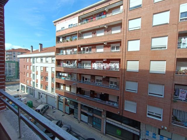ESPACIO, CONFORT Y UBICACIÓN: EL PISO QUE ESTABAS BUSCANDO EN TORRELAVEGA.- photo 0