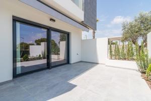 BUNGALOWS DE 3 DORMITORIOS 2 BAÑOS, PISCINA COMUNITARIA EN PRECIOSO URBANIZACIÓN DE TORREVIEJA photo 0