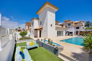 Exquisita Villa Reformada con Piscina Privada en Torrevieja – ¡Lista para Entrar a Vivir! photo 0