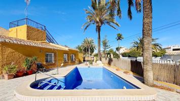 Villa mediterránea con piscina privada a 500 metros del mar en Punta Prima – Orihuela Costa photo 0