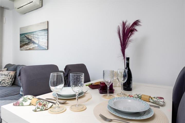 Estupendo apartamento reformado 2 dormitorios, baño, terraza, salón comedor y parking privado en el Centro de Torrevieja photo 0