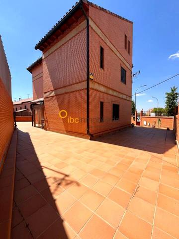 Exclusivo chalet de 4 plantas con ascensor en Illescas (cerca del Parque Manuel de Vega) photo 0