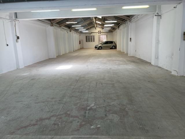 VENTA DE NAVE INDUSTRIAL CON OFICINAS EN LA ZONA DE HOSTAFRANCS photo 0