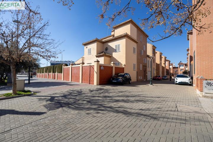 Espectacular casa ubicada en el exclusivo barrio de Albayda, diseñada con una distribución funcional photo 0