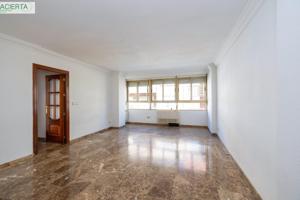 Nueva de San Antón gran piso de cuatro dormitorios photo 0