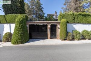 ¡MAGNIFICO CHALET CON AMPLIOS JARDINES Y PISCINA EN CORTIJO DEL AIRE! photo 0