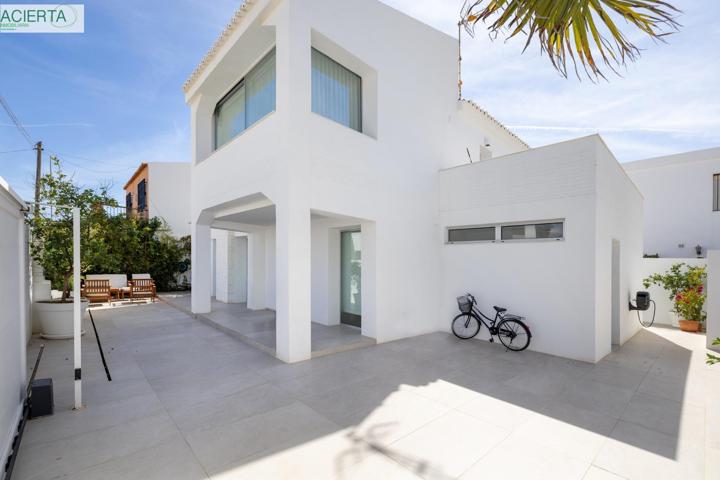 EXCLUSIVO CHALET A SOLO 20 METROS DE LA PLAYA DE CALAHONDA. photo 0