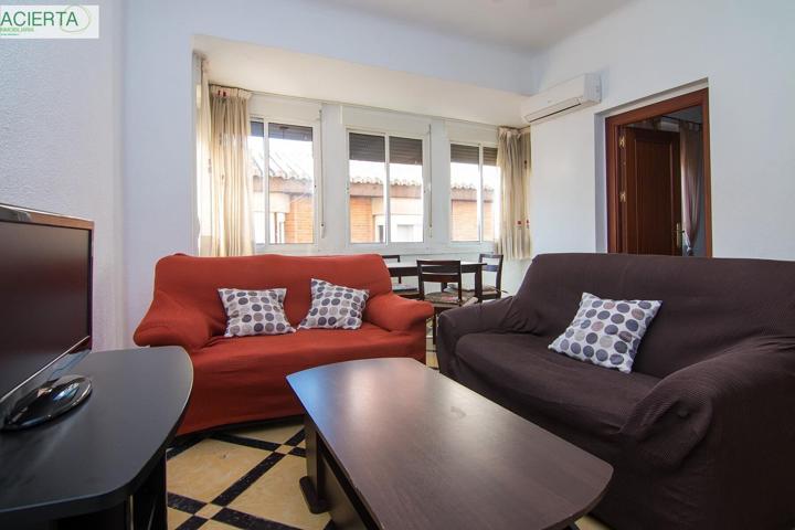 Por debajo de la Plaza Trinidad, a un paso de Facultad de Traductores, Derecho, Escuela de Arte y Oficios. Actualmente 6 estancias(incluido el salón). un cuarto de baño, un aseo, cocina. Techos Alto photo 0