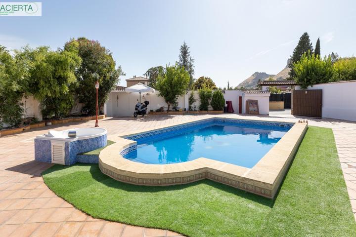 Chalet exclusivo con piscina y jardín en urbanización Pretel en Albolote (Granada) photo 0