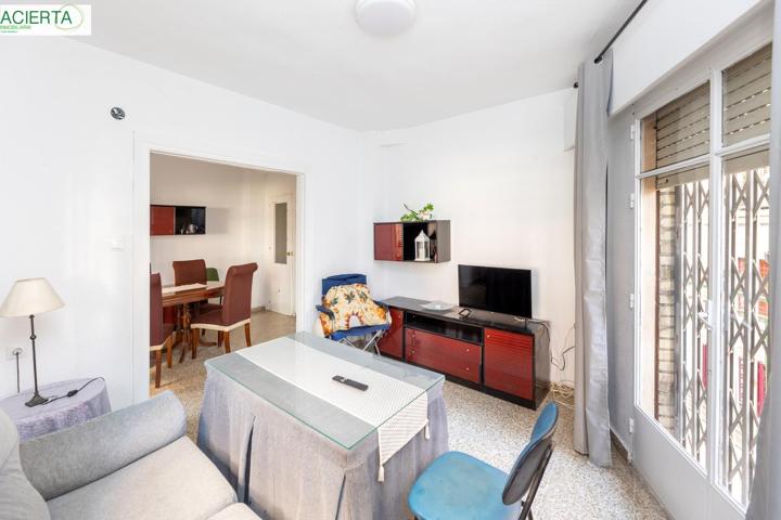 Venta de piso de 4 dormitorios y 2 baños en Granada (Zona Centro) photo 0