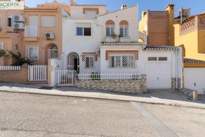 Preciosa Casa con 4 Dormitorios y torreón-despacho y cochera en zona tranquila de Huétor Vega photo 0