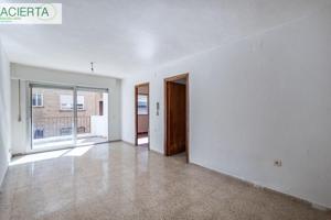 ¡Piso con mucha luz y gran potencial en calle El Guerra. Segunda planta con ascensor y terraza! photo 0