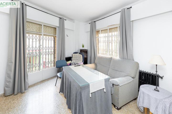 Venta de piso de 4 dormitorios y 2 baños en Granada (Zona Centro) photo 0
