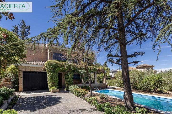 CASA CON TERRENO Y PISCINA EN LA ZUBIA photo 0