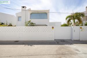 EXCLUSIVO CHALET A SOLO 20 METROS DE LA PLAYA DE CALAHONDA. photo 0