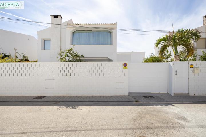 EXCLUSIVO CHALET A SOLO 20 METROS DE LA PLAYA DE CALAHONDA. photo 0