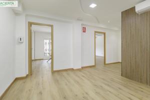 Se vende vivienda acondicionada como oficina en pleno Camino de Ronda photo 0