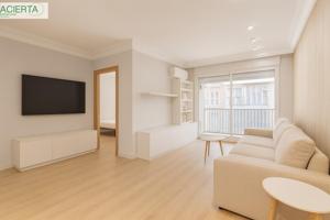 Piso en venta en pleno centro de Granada – Planta alta, garaje y gran potencial de reforma photo 0