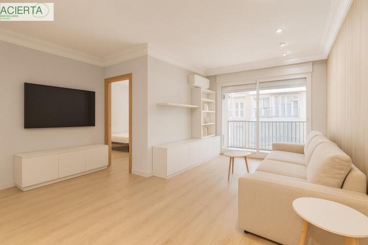 Piso en venta en pleno centro de Granada – Planta alta, garaje y gran potencial de reforma photo 0