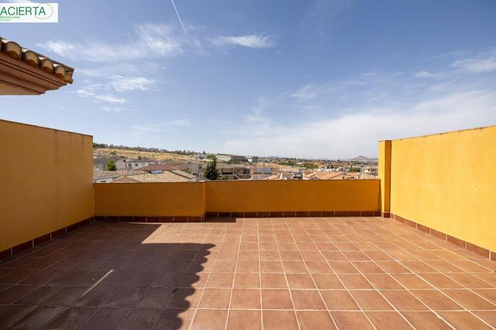 Ático luminoso con gran terraza en La Zubia y plaza de garaje photo 0