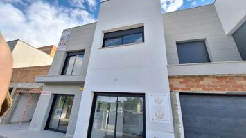 Unifamiliar adosada - Santa Oliva photo 0