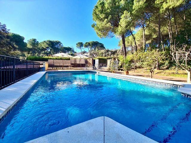 ZONA LAS JARAS - HIPOTECABLE. Parcela de unos 1090 m con casa y piscina. photo 0