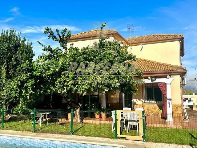 Parcela de terreno de 750 m con vivienda de unos 190 m en dos plantas. Salón campero y piscina. photo 0