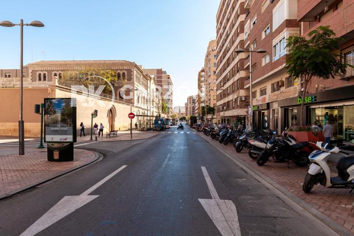 Amplio Piso en el Corazón de Almería con Terraza y Garaje Opcional photo 0