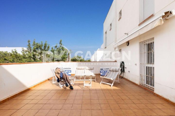 EXCLUSIVO PISO CON TERRAZA, PISCINA, GARAJE [amp;] CERCA DEL MAR photo 0