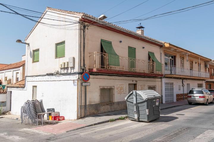 Casa en esquina en el centro de La Zubia para reformar a su gusto. photo 0