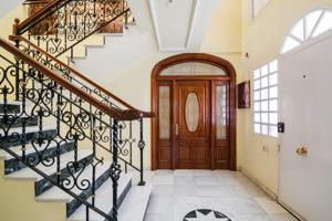 Chalet de estilo señorial en Otura con 372 m2 de parcela. photo 0